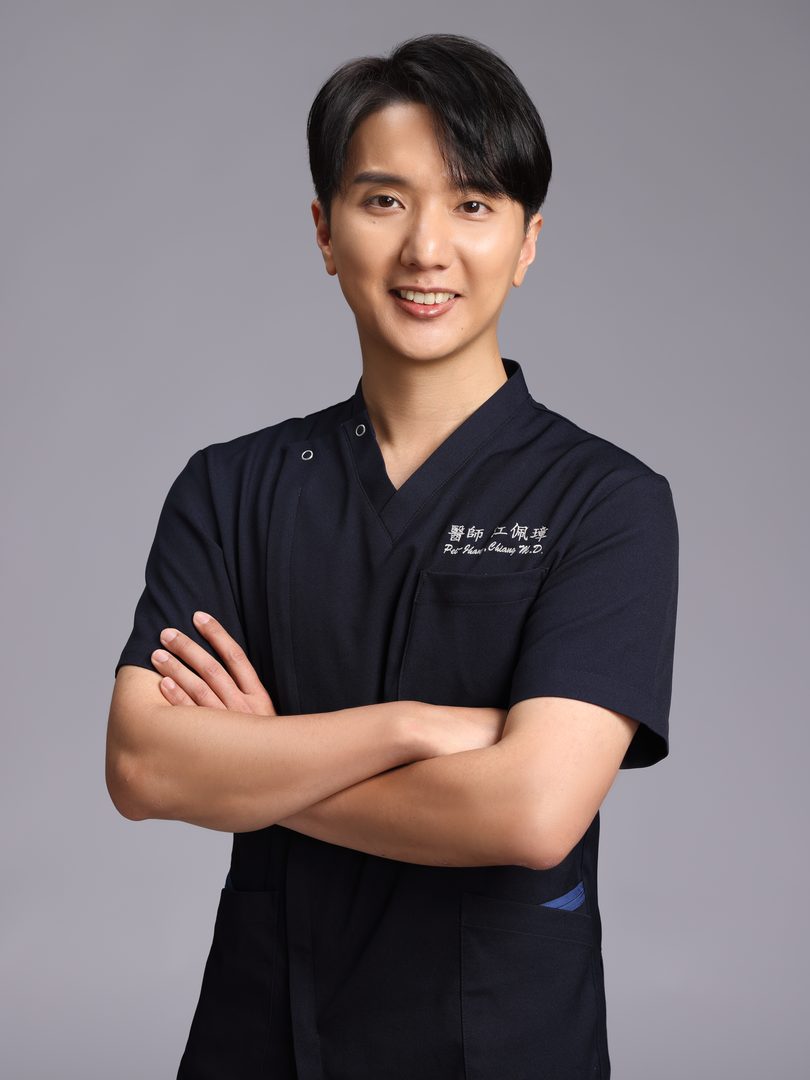江佩璋醫師形象照，深藍刷手服